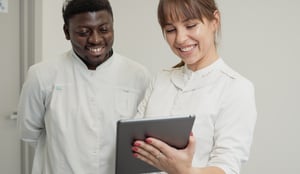 Activités et soins qu’une infirmière à domicile peut déléguer à une aide-soignante