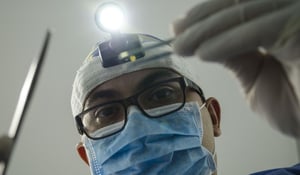 Se lancer comme dentiste : plan par étape des formalités